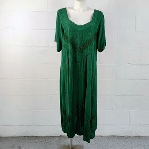 Chic Green Maxi Dress with Lace Accents